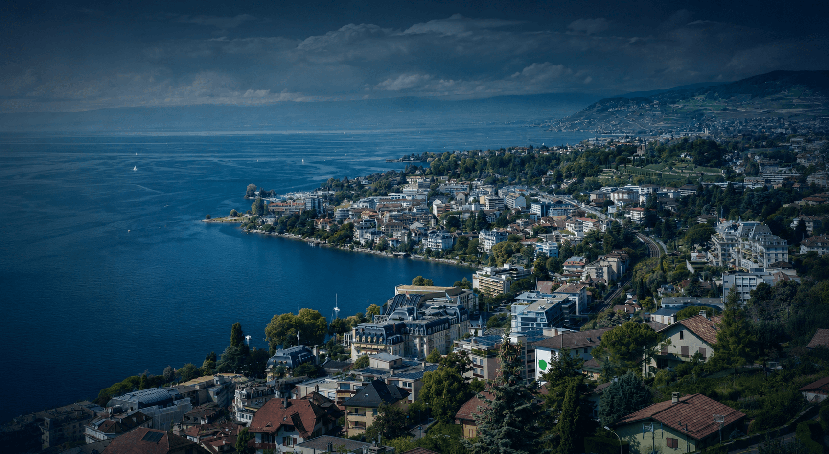 Vue de la Riviera vaudoise entre lac, ville et coteaux